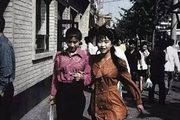 80年代穿衣打扮风格图片;80年代时髦打扮图片